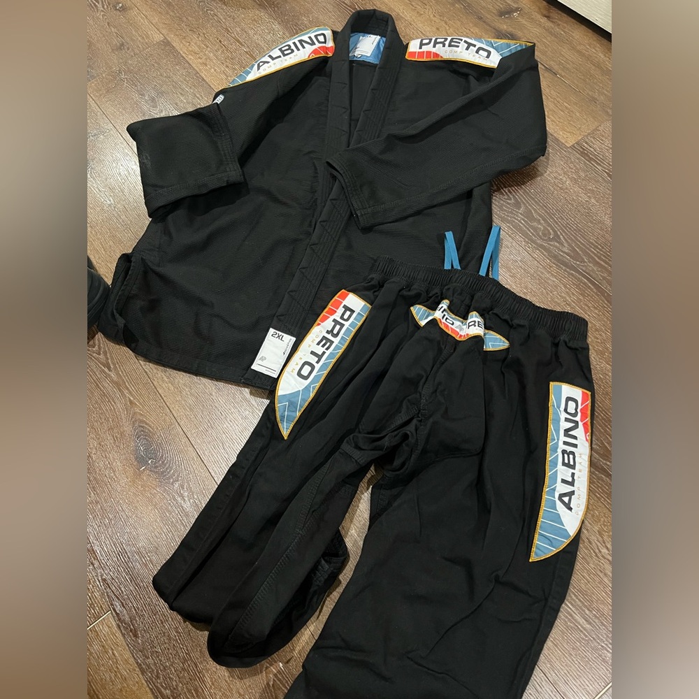 EUC  Albino and Preto competition martial arts sets size 2XL